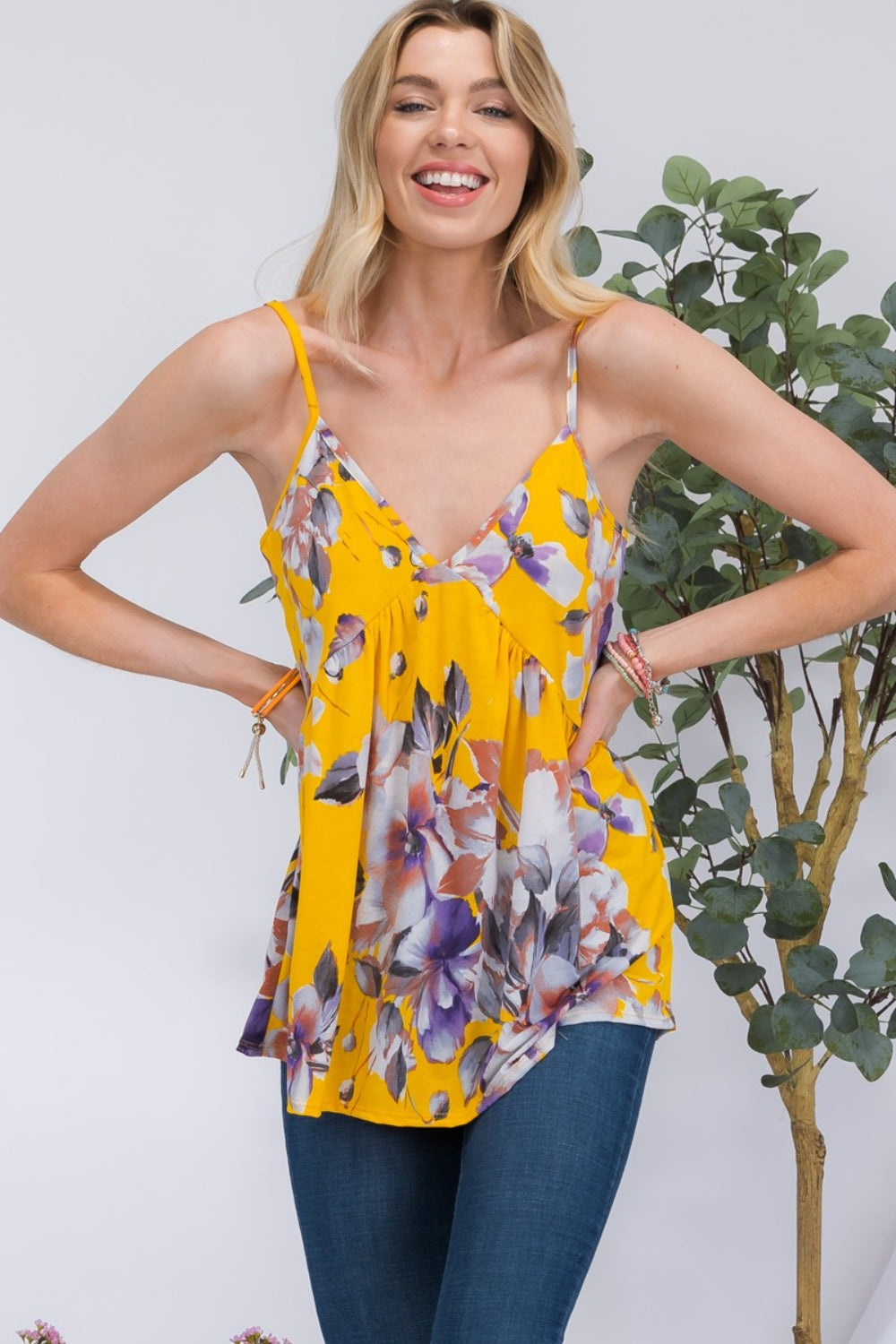 Cami Celeste con cuello en V floral de tamaño completo