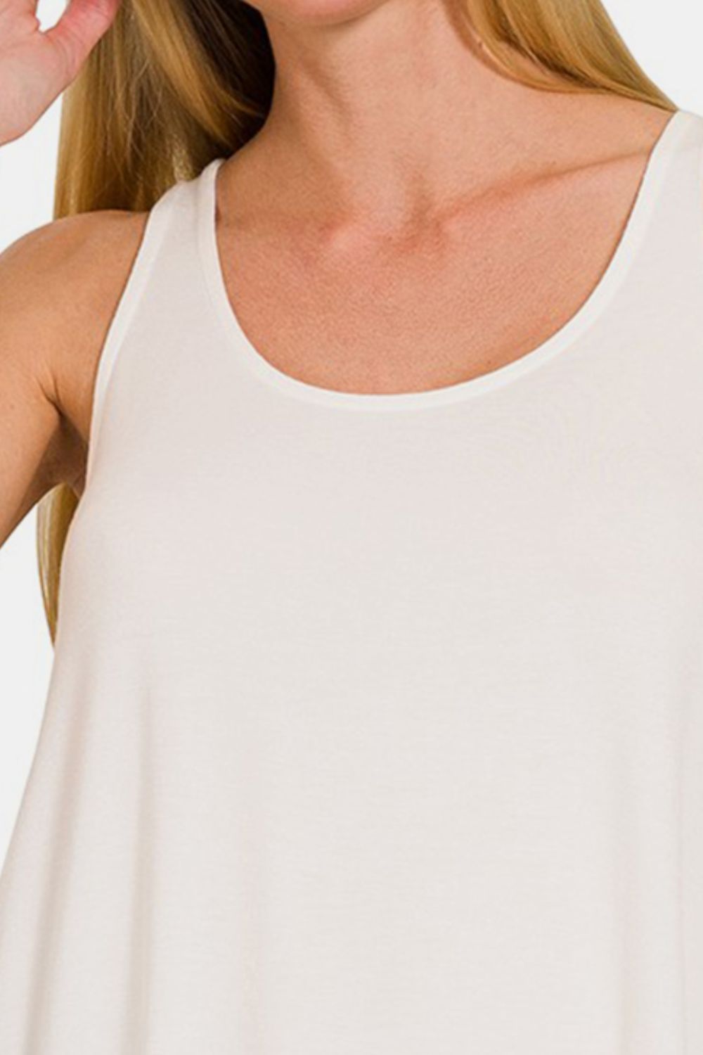 Camiseta sin mangas con dobladillo fluido y cuello redondo Zenana