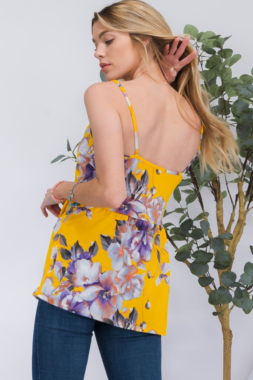 Cami Celeste con cuello en V floral de tamaño completo