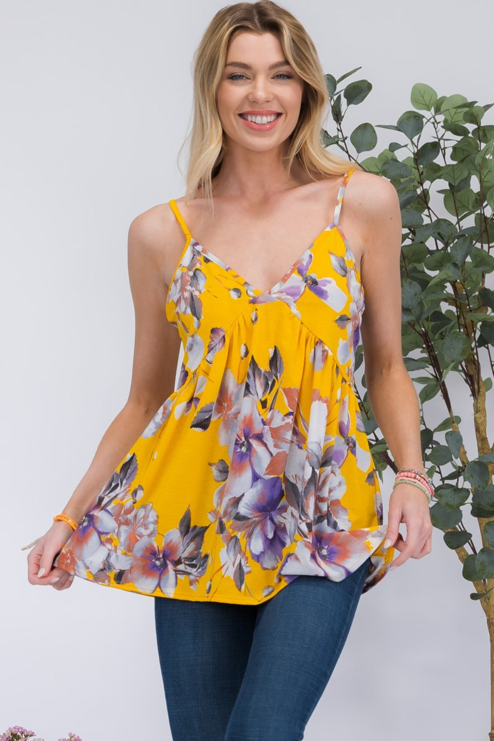 Cami Celeste con cuello en V floral de tamaño completo