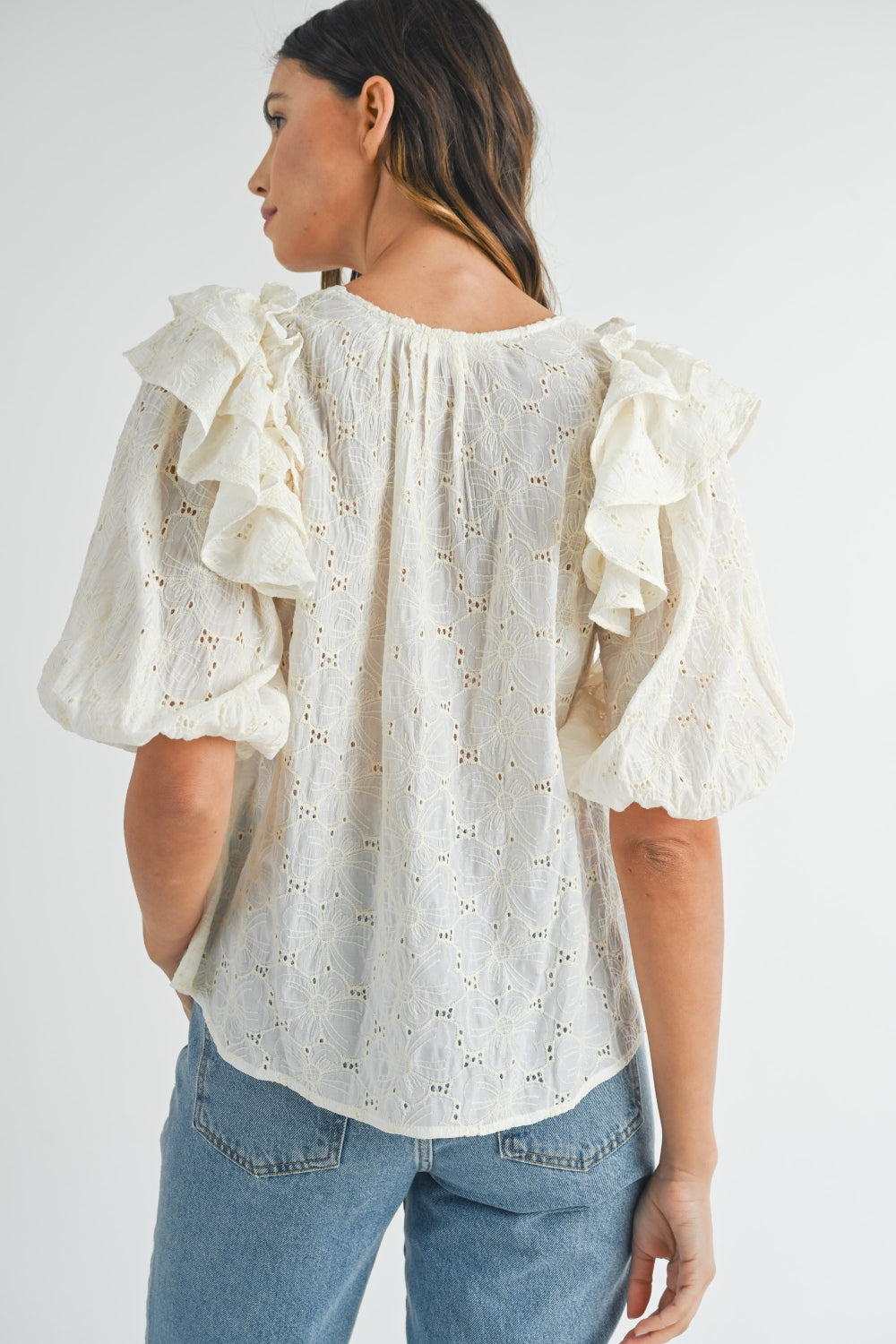 MABLE Blusa con mangas abullonadas y hombros con volantes y encaje con ojales