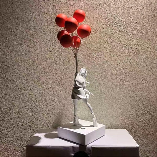 Escultura de la niña de Banksy volando con globos