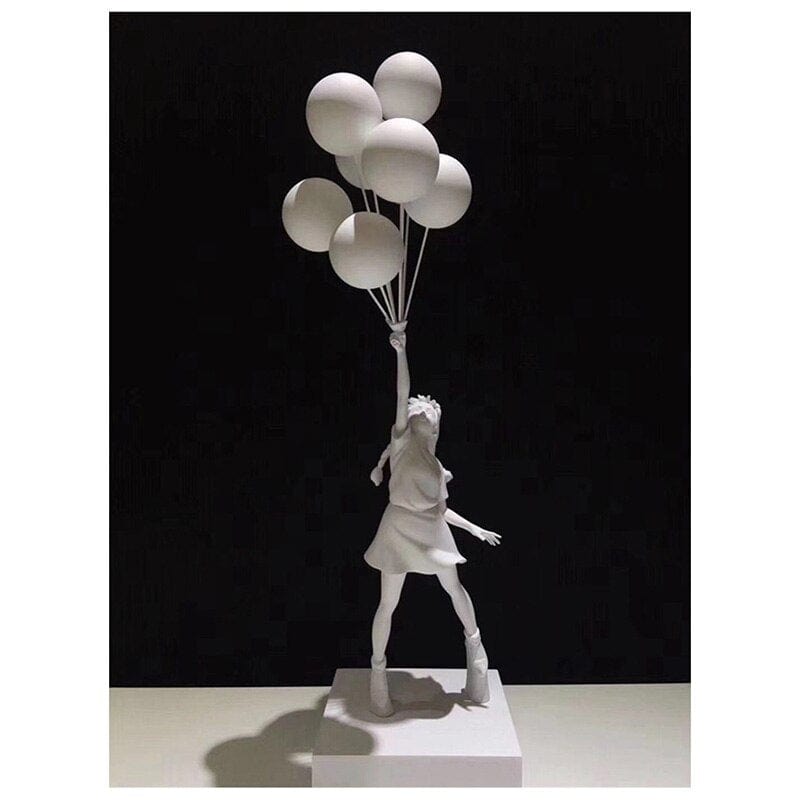 Escultura de la niña de Banksy volando con globos