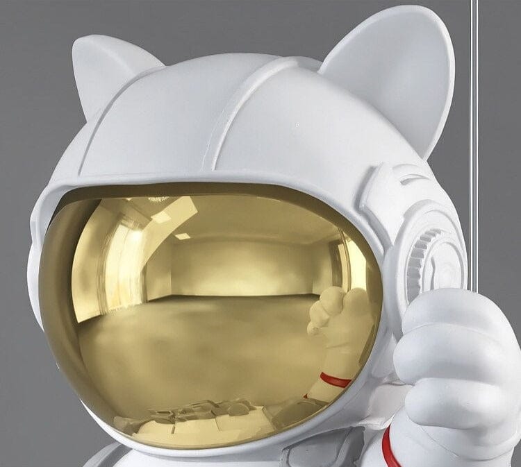 Estatua de tamaño natural del gato astronauta con globo