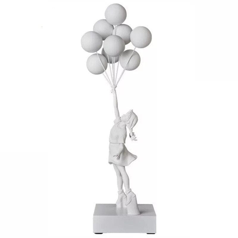 Escultura de la niña de Banksy volando con globos